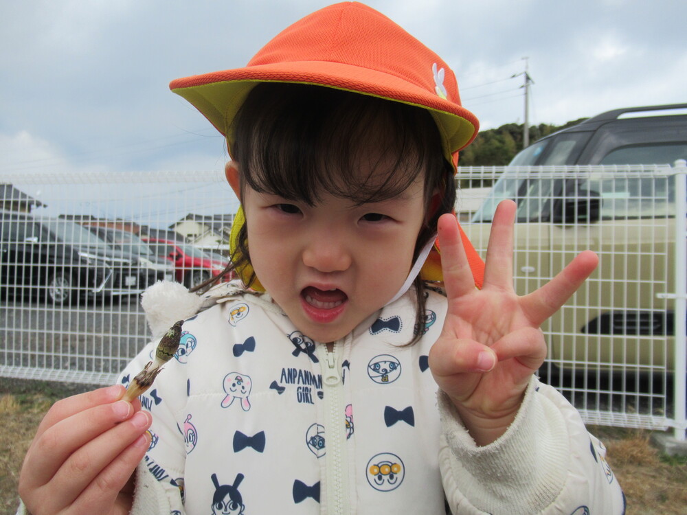 つくしを持っている女の子