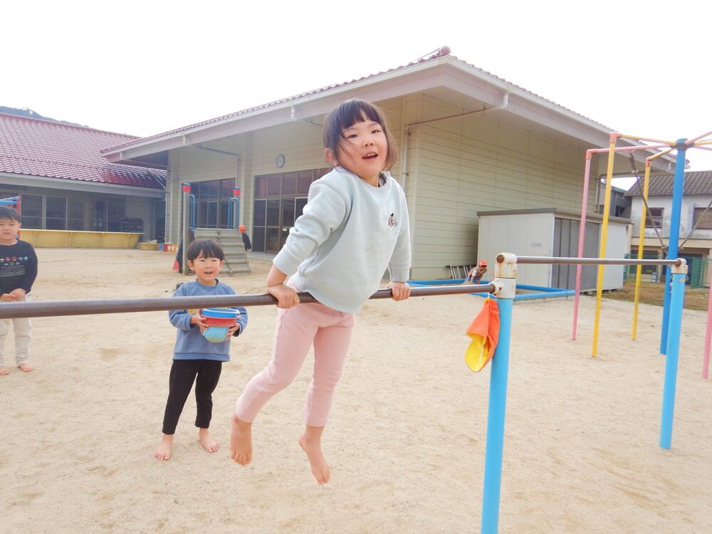 園庭あそび　鉄棒