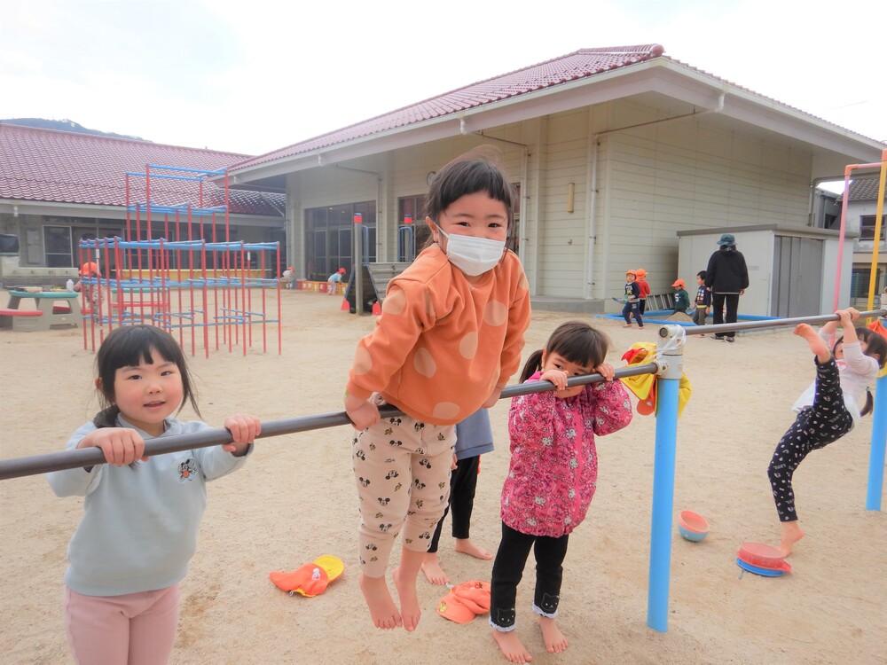 園庭あそび　鉄棒