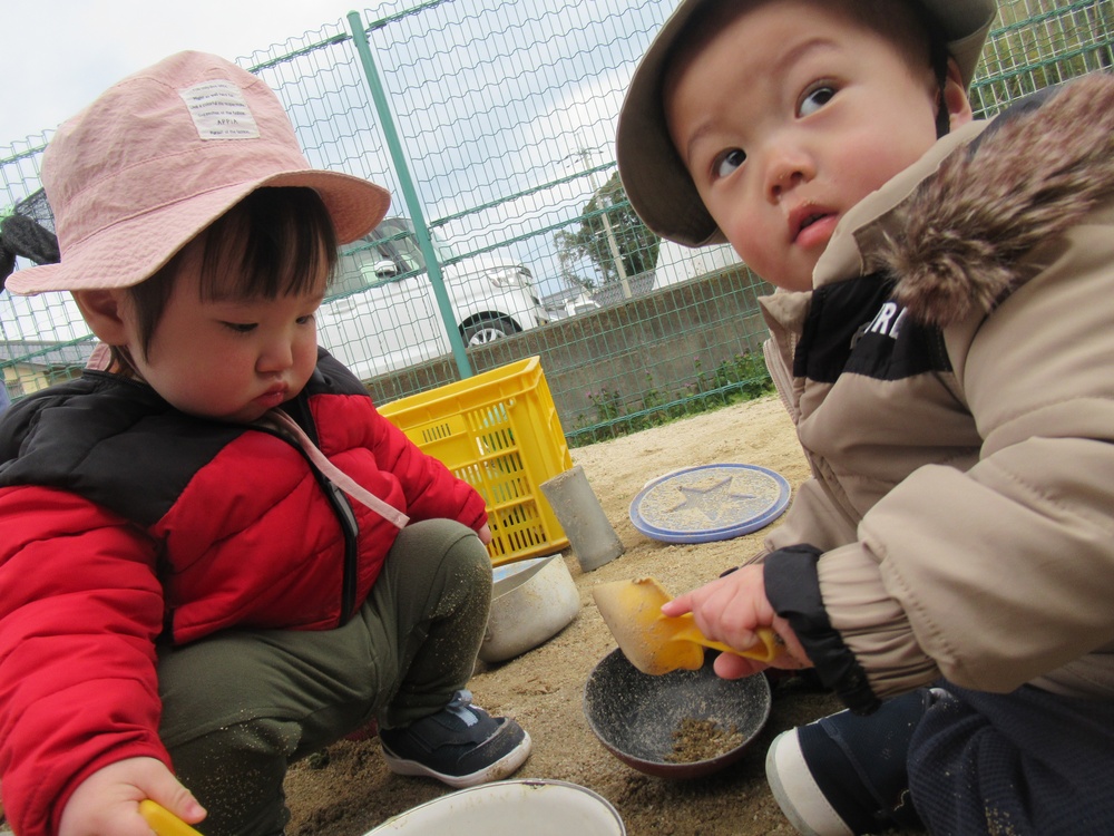 お友だちと一緒に園庭で遊んでいる３