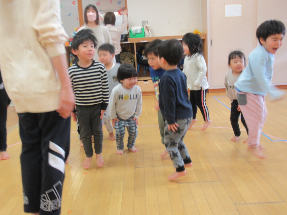 ジャンプをしている子どもたち