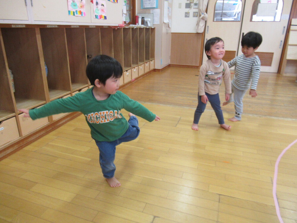 とんぼをしている子どもたち