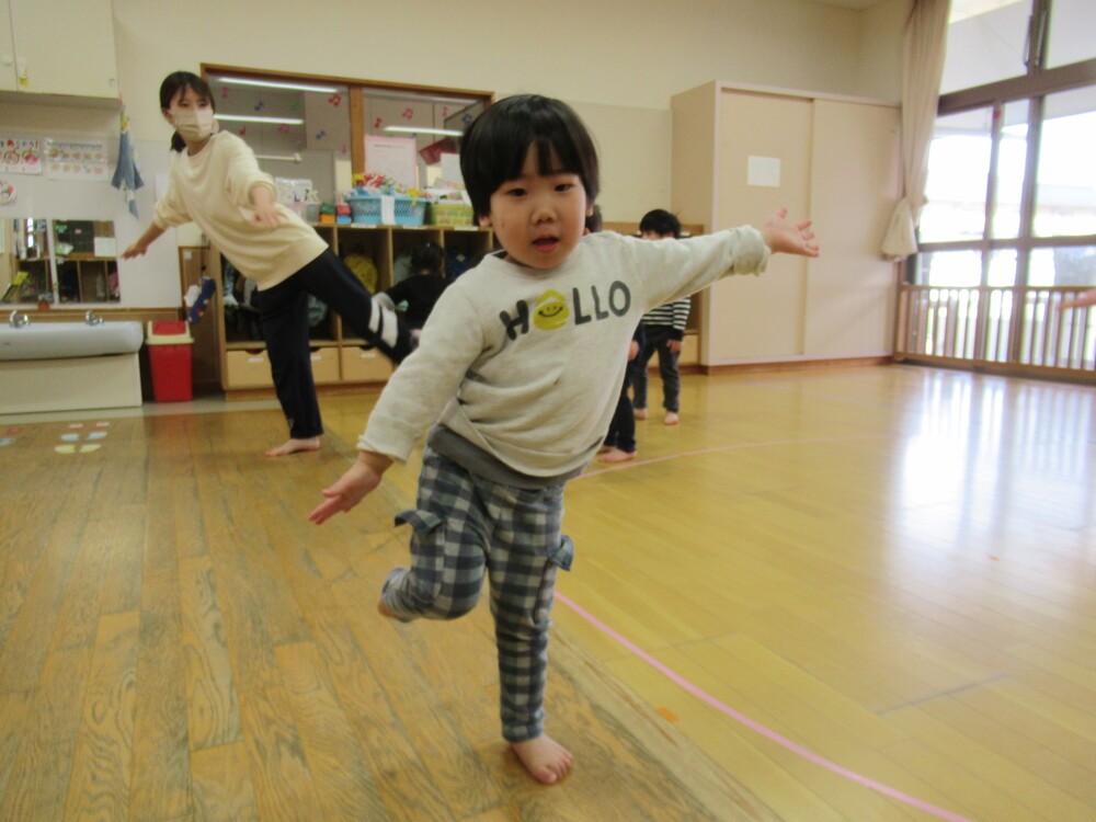 とんぼをして止まっている男の子