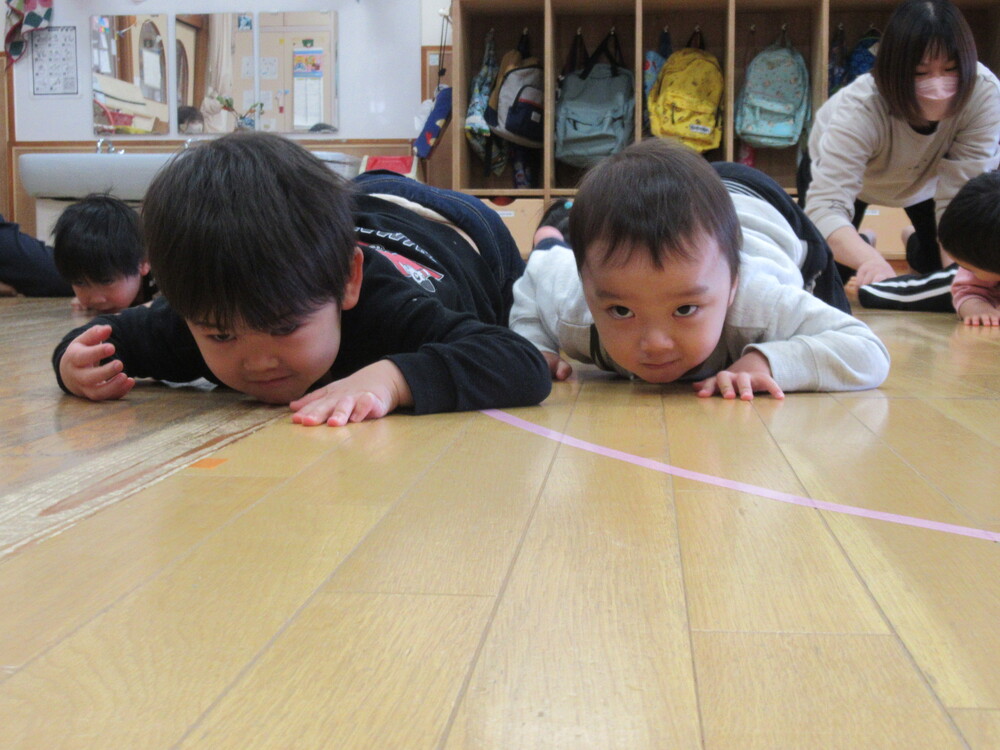 両性類の真似をして進んでいる子どもたち