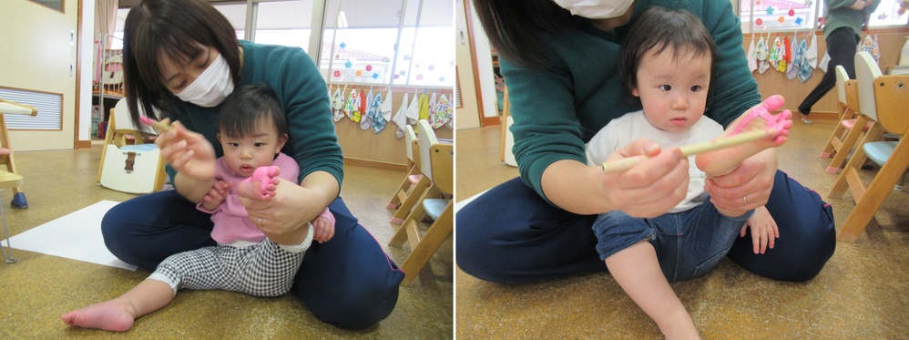 足に絵の具を塗る