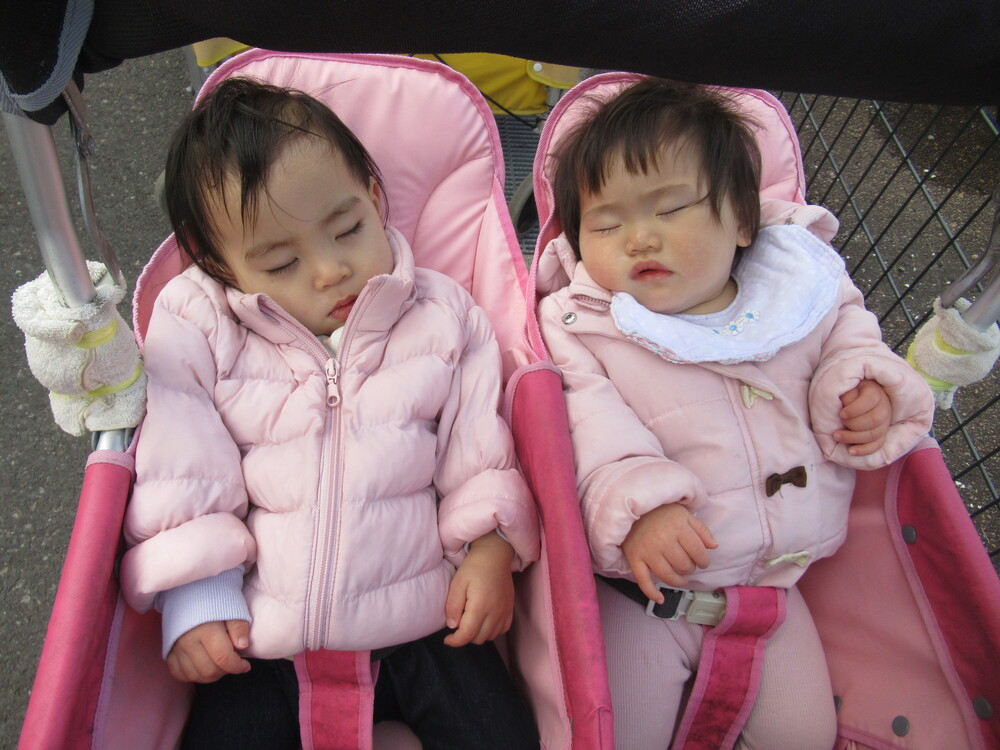 散歩車に揺られ、寝ている子どⅯ