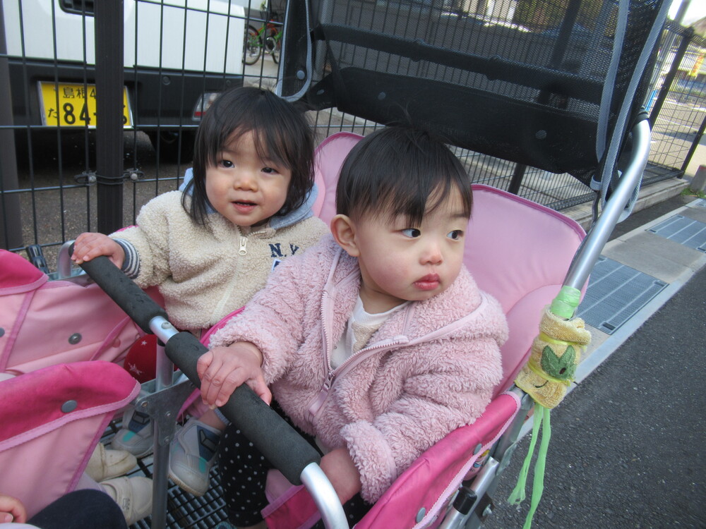 消防車を見る子ども達
