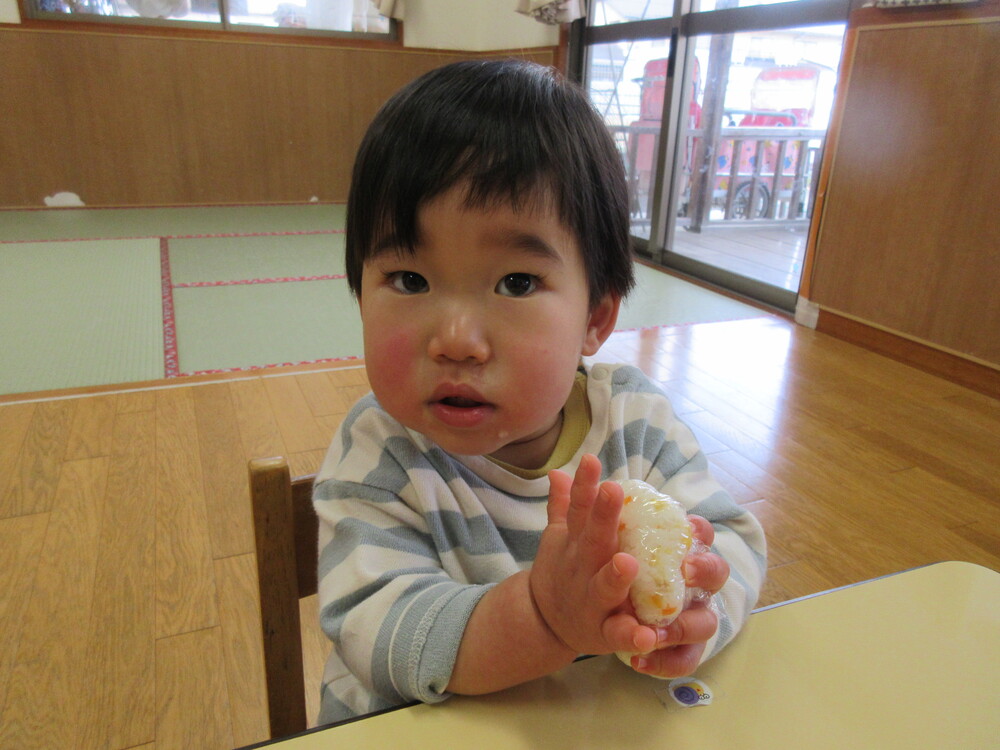 おにぎりを握る