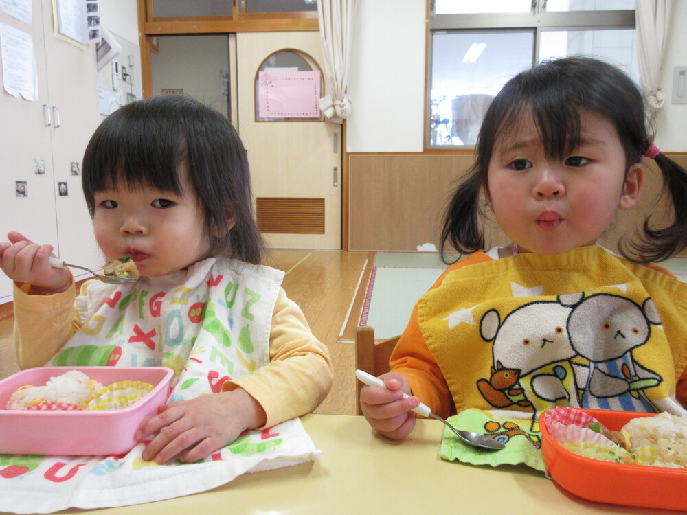 お弁当を食べる