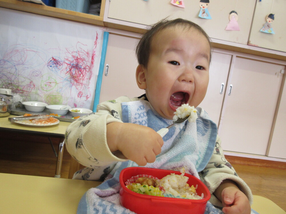 お弁当を食べる