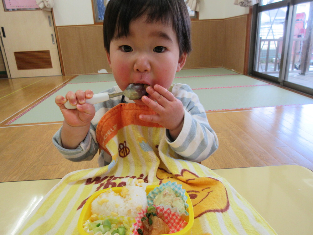 お弁当を食べる