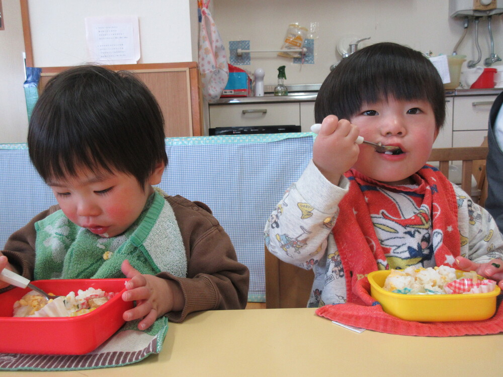 お弁当を食べる