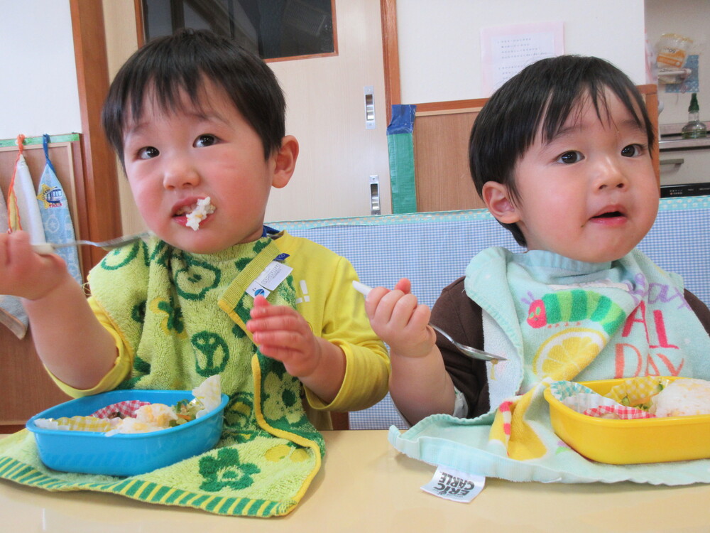 お弁当を食べる