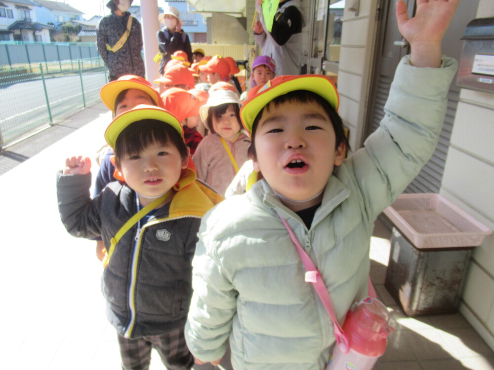 「いってきます」をしている子どもたち