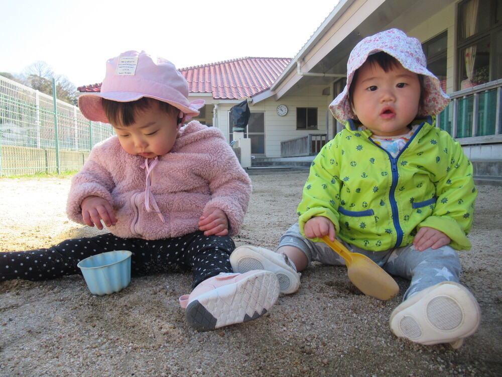 女の子たちが砂で遊んでいる