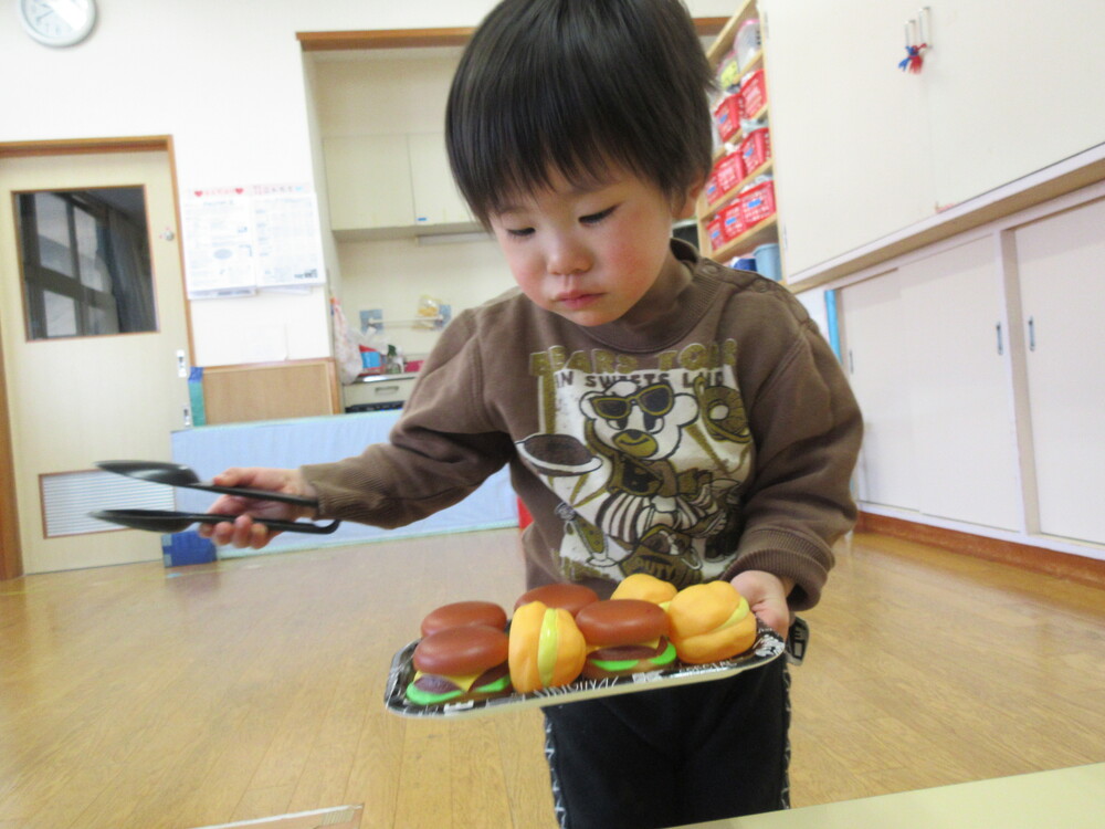 お皿を運ぶ