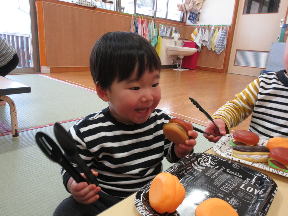 パンを食べる