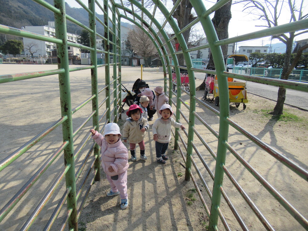 肋木をみんなでくぐっている