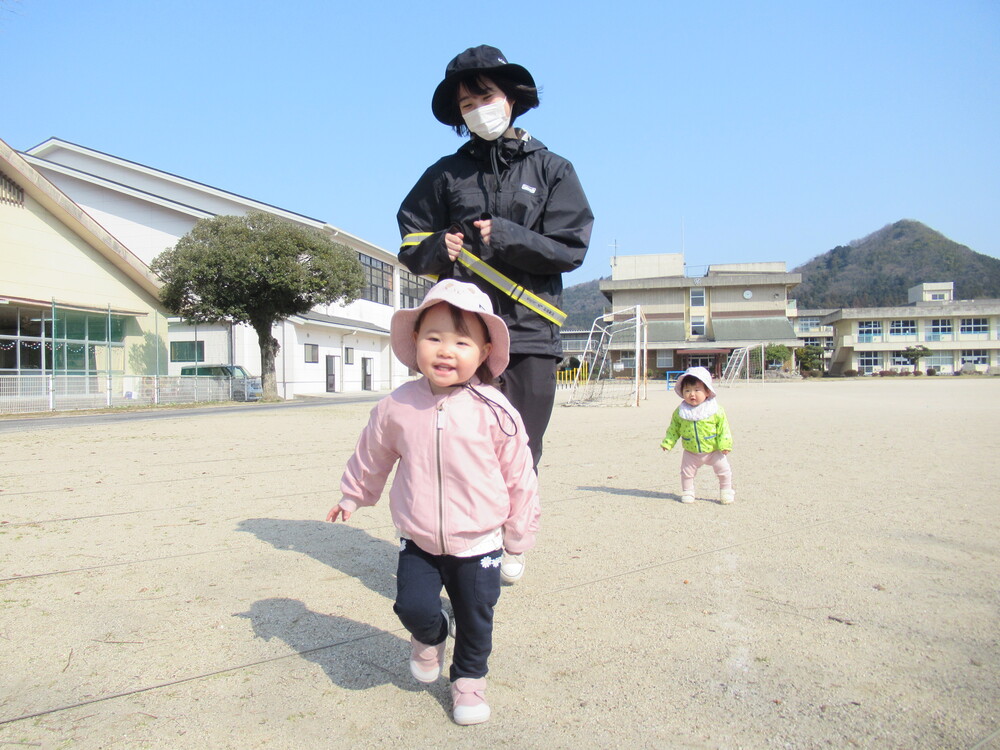 保育者と追いかけっこをしている