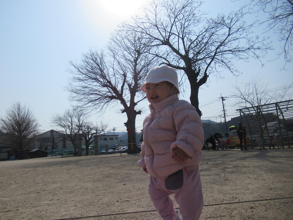 広い校庭を歩いている