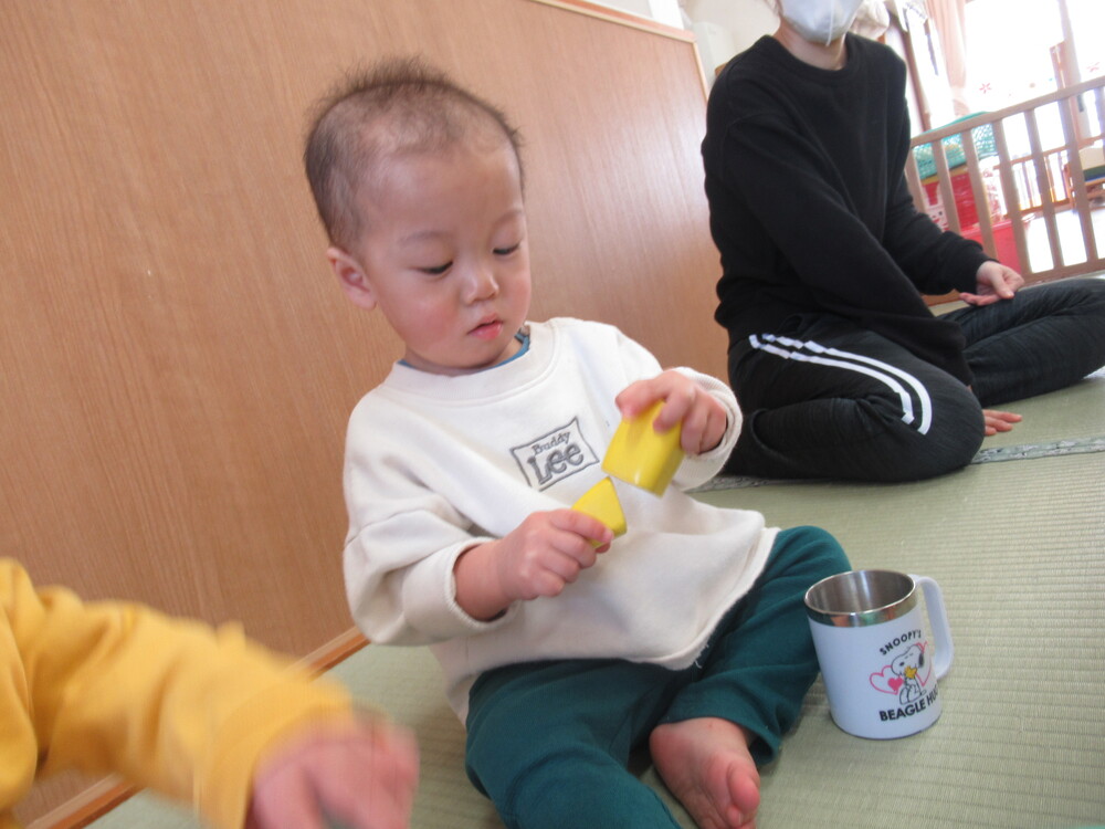 おままごとをして遊ぶ子ども