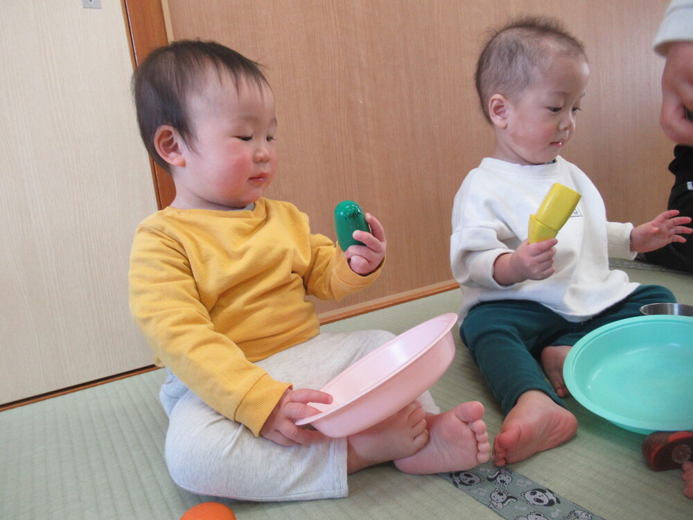 ままごとをして遊ぶ子ども