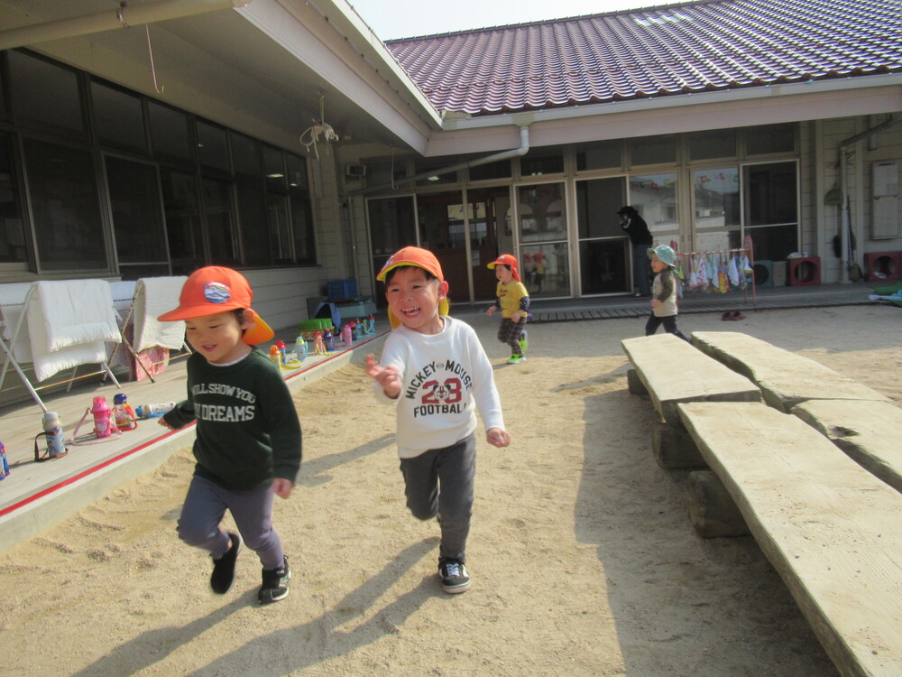 園庭で走っている子どもたち