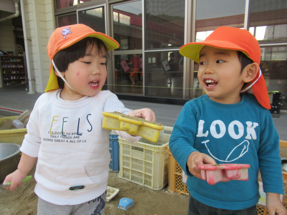 型抜きで遊んでいる男の子たち