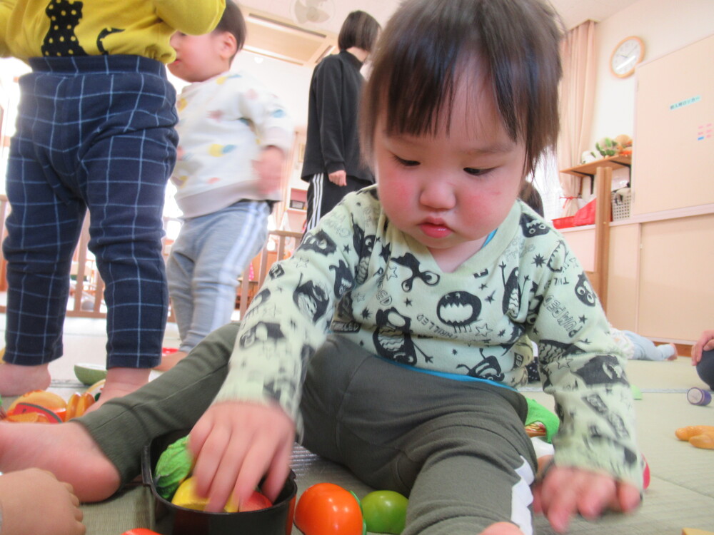 ままごとをして遊ぶ子ども