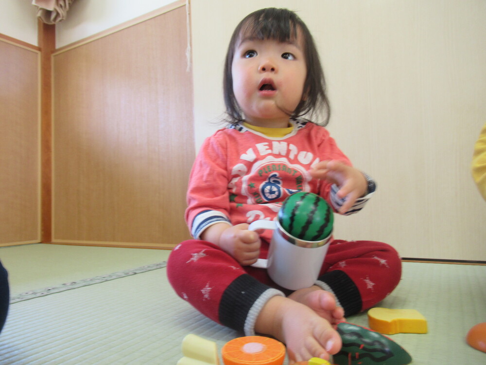 ままごとをして遊ぶ子ども
