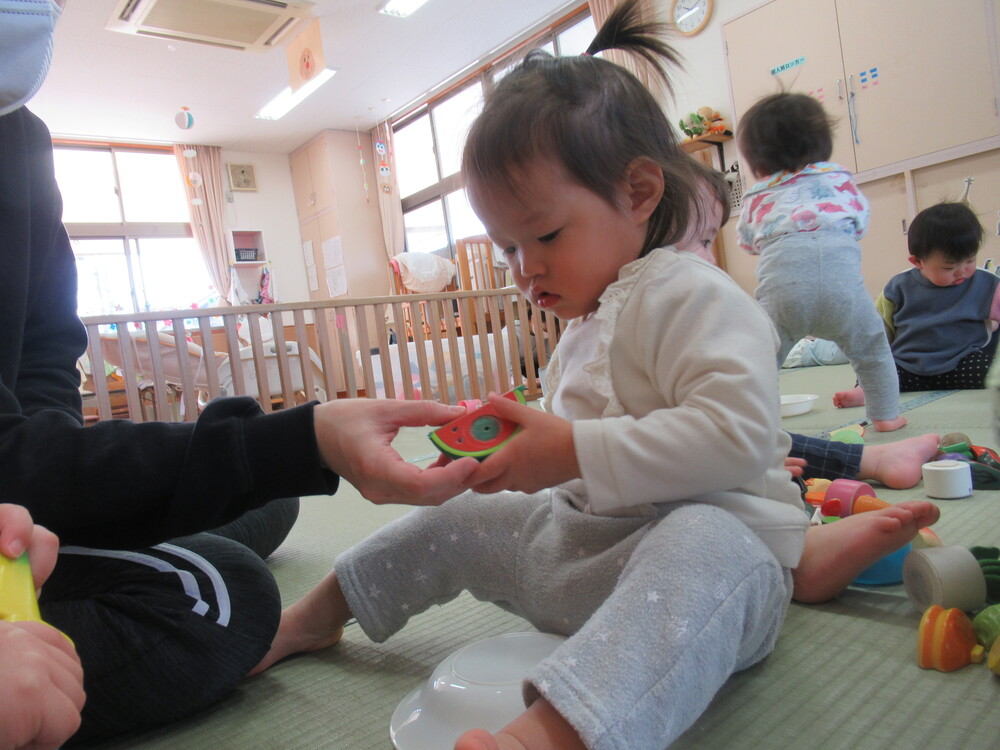 ままごとをして遊ぶ子ども