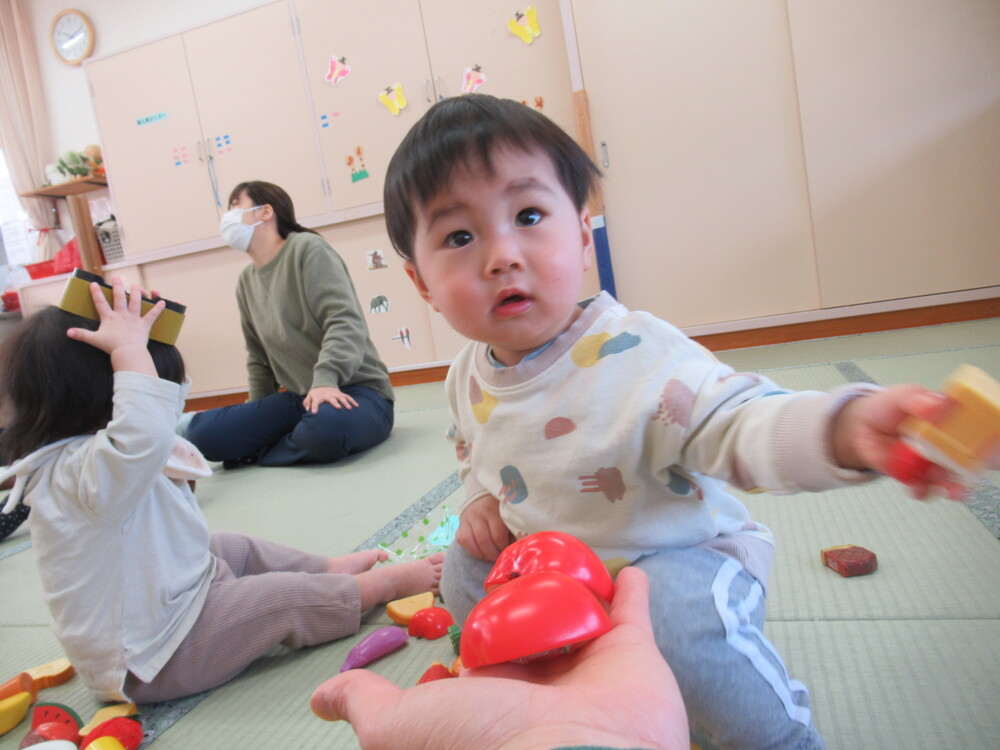 ままごとをして遊ぶ子ども