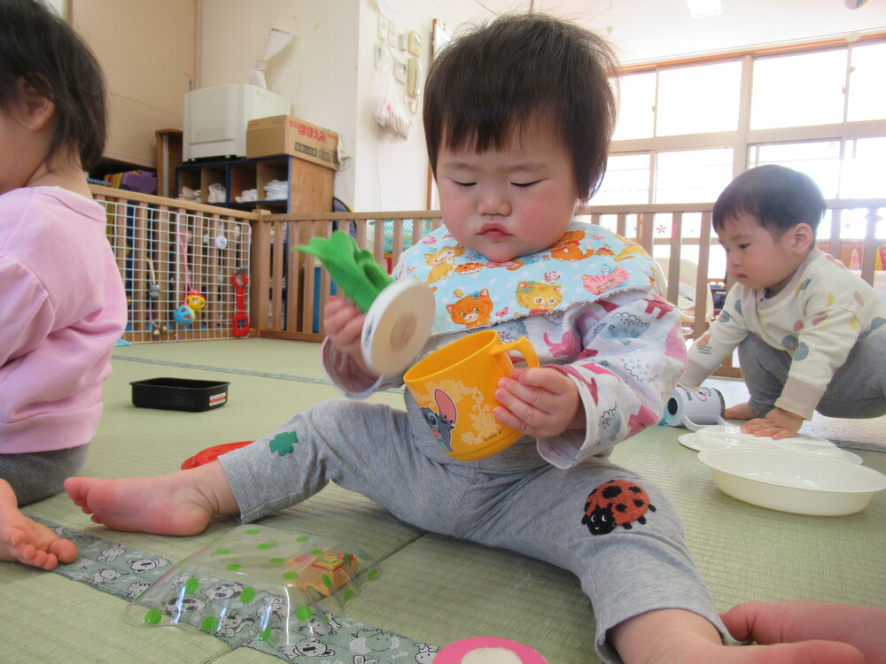 ままごとをして遊ぶ子ども