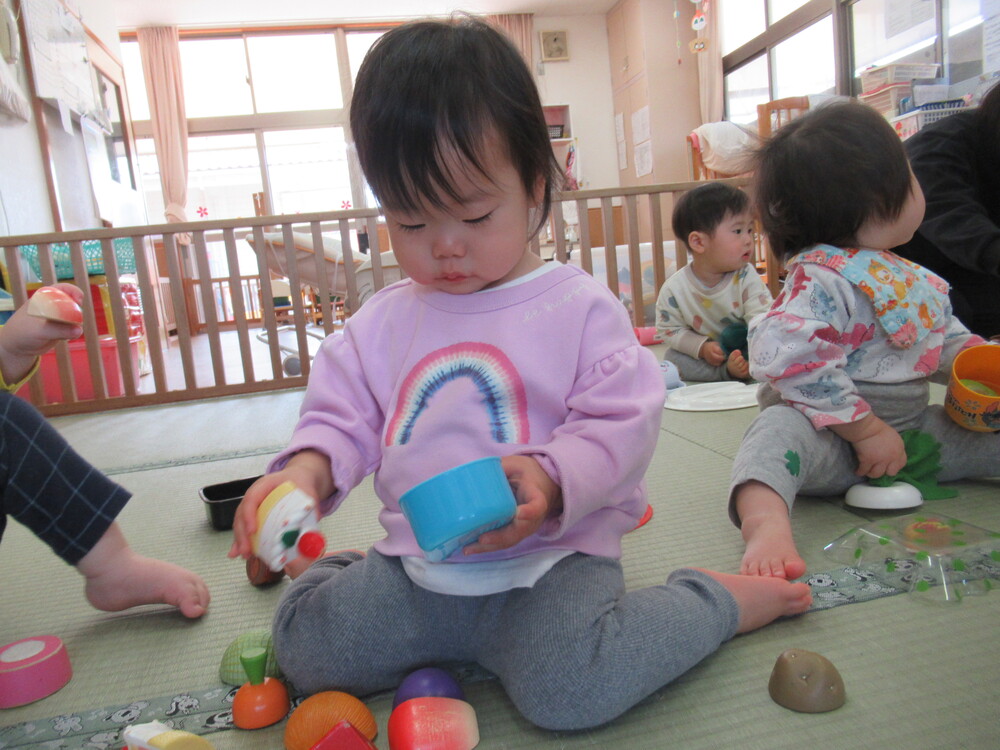 ままごとをして遊ぶ子ども