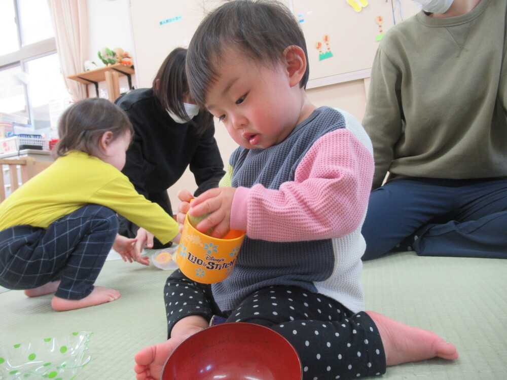 ままごとをして遊ぶ子ども