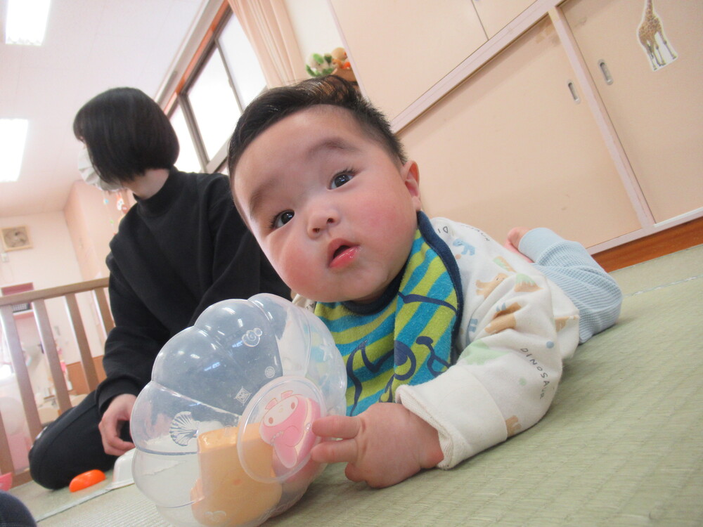 ままごとをして遊ぶ子ども