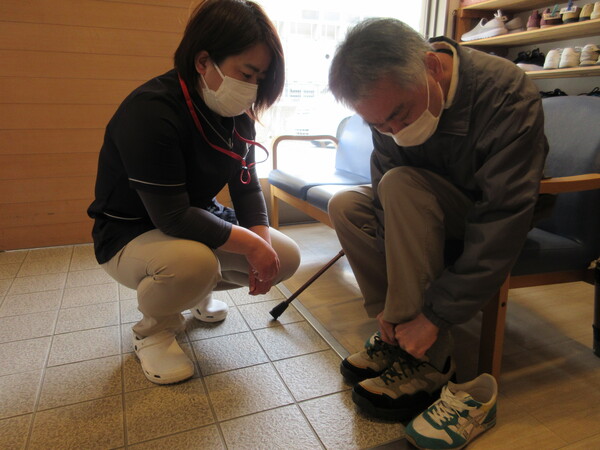 履かれている靴ひもの調整