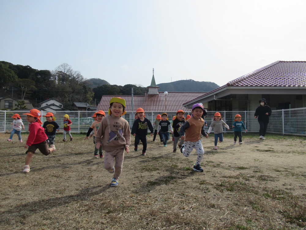 かけっこをしている子どもたち