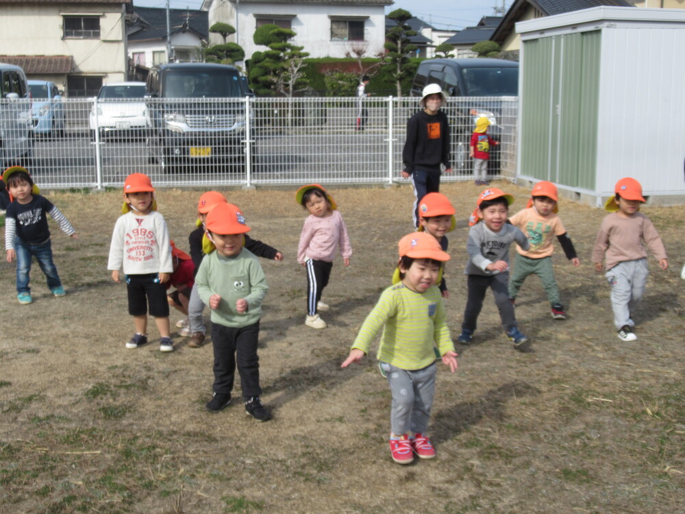 だるまさんがころんだをしている子どもたち