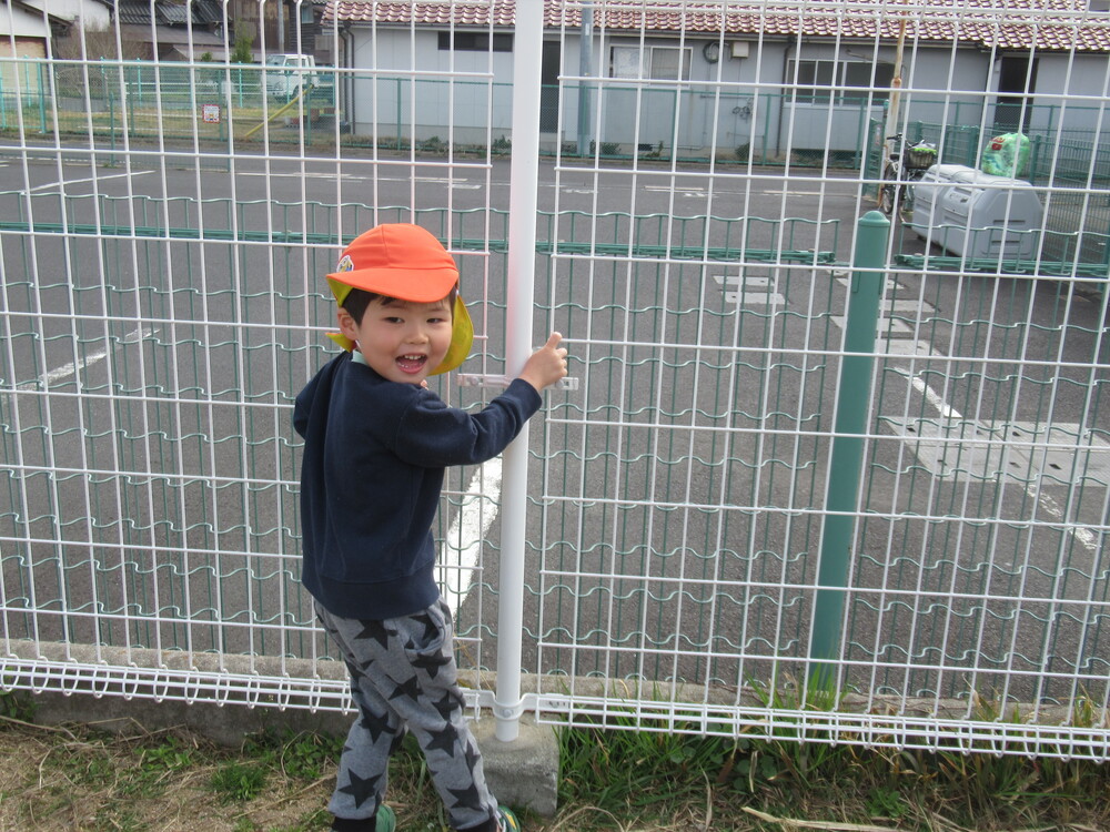 だるまさんがころんだの鬼をしている男の子