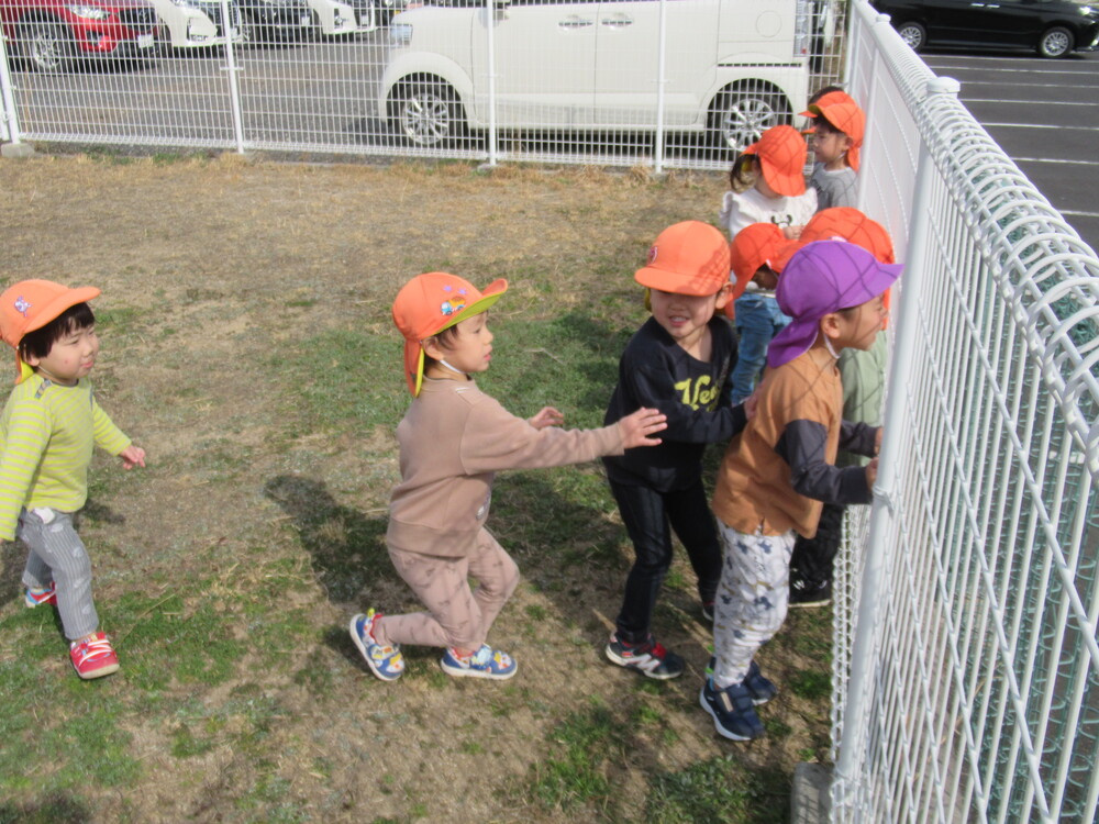 だるまさんがころんだをしている子どもたち