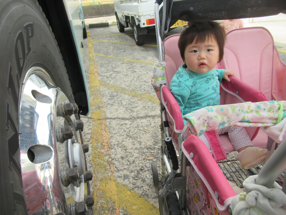 タイヤに興味津々な子ども