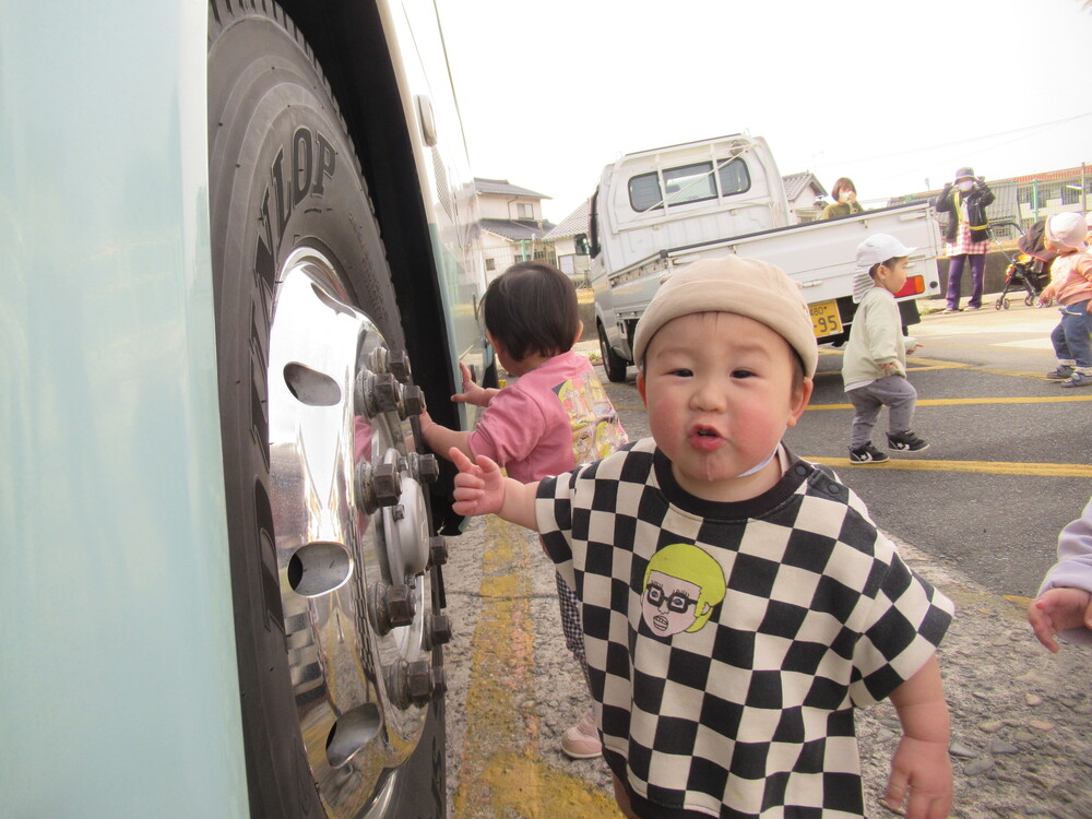 おおきなタイヤに興味津々な子ども