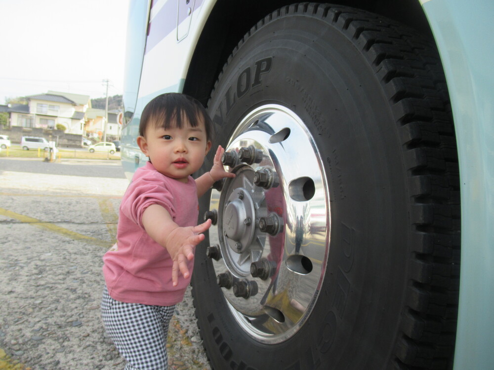 おおきなタイヤに興味津々な子ども