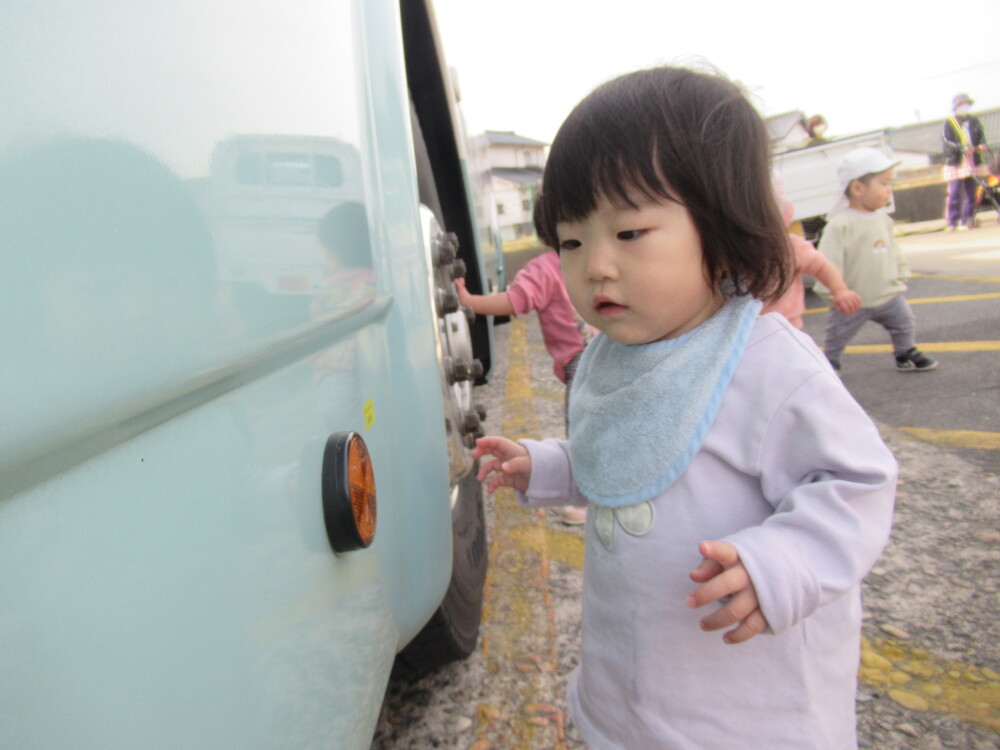 ランプに触ってみる子ども