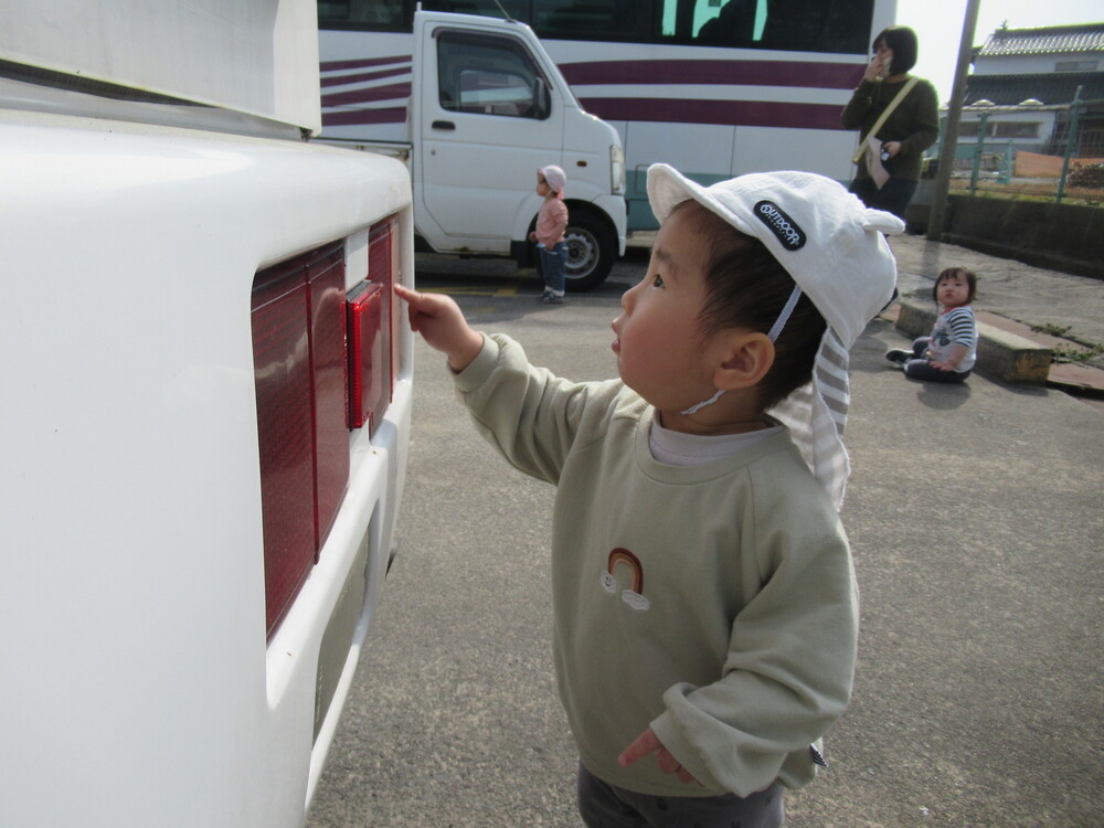 ランプに興味津々な子ども