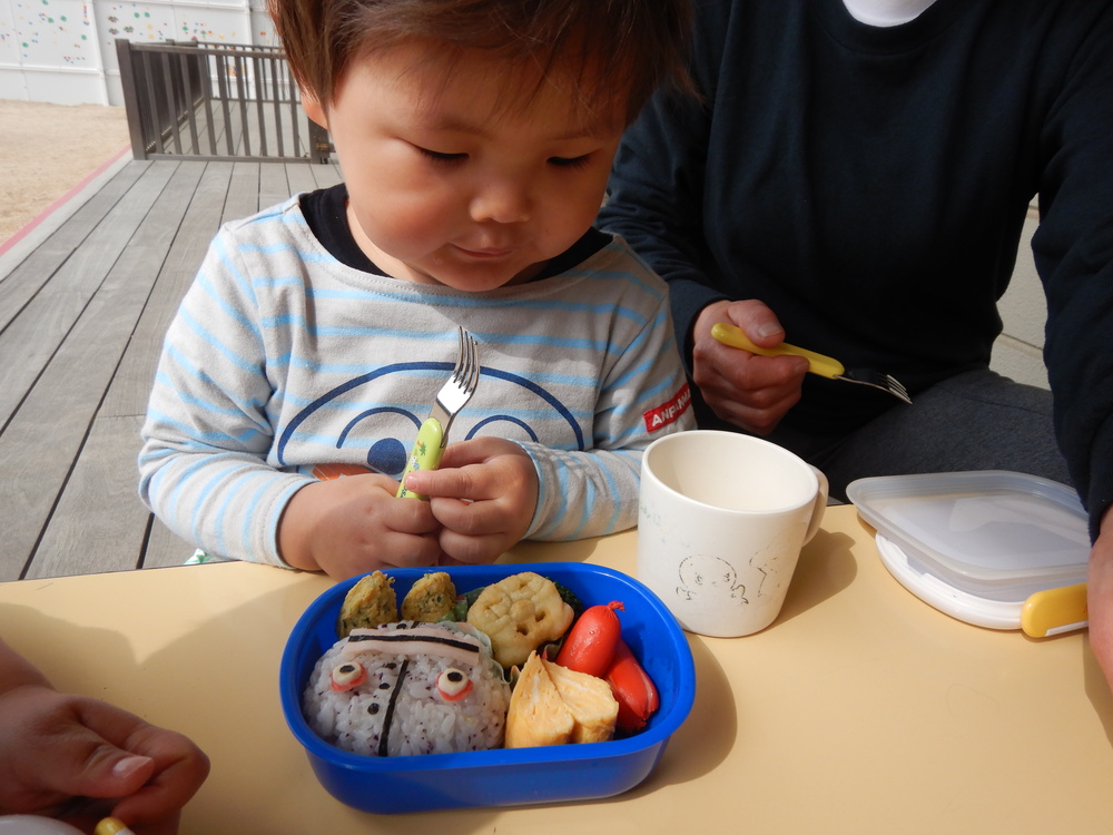 お弁当を食べる