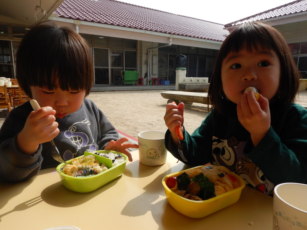 お弁当を食べる