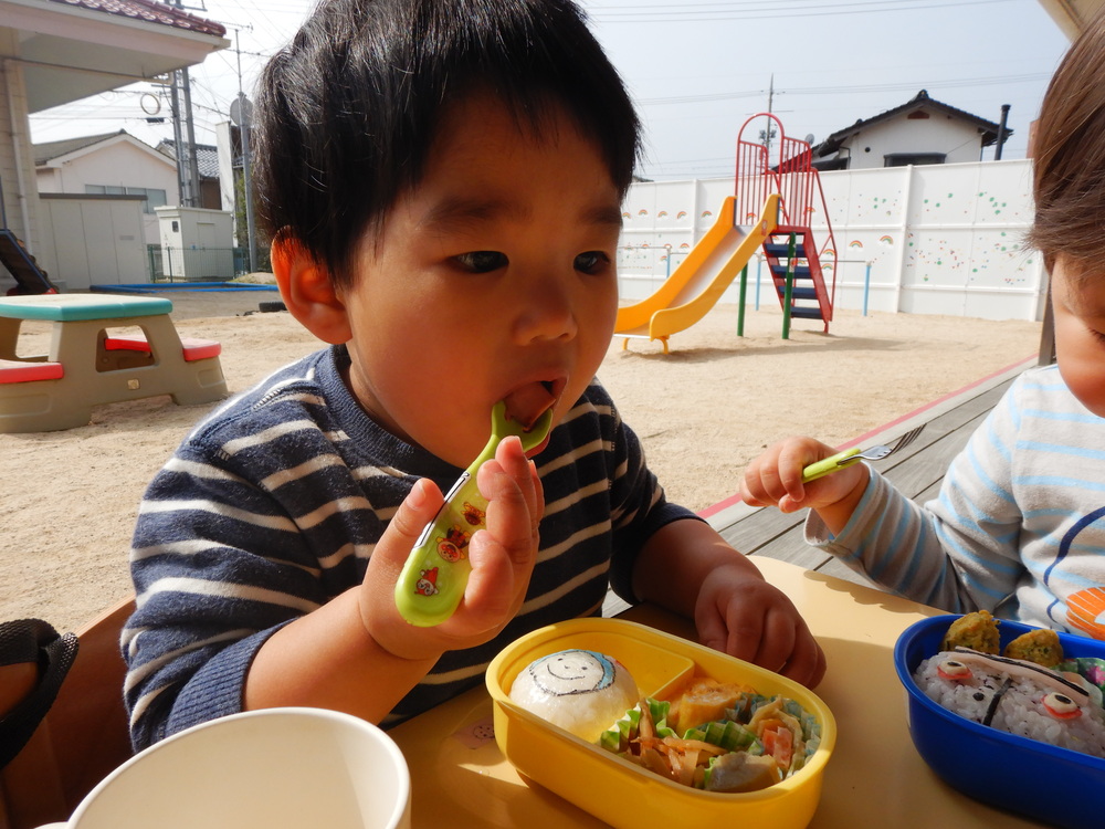 お弁当を食べる