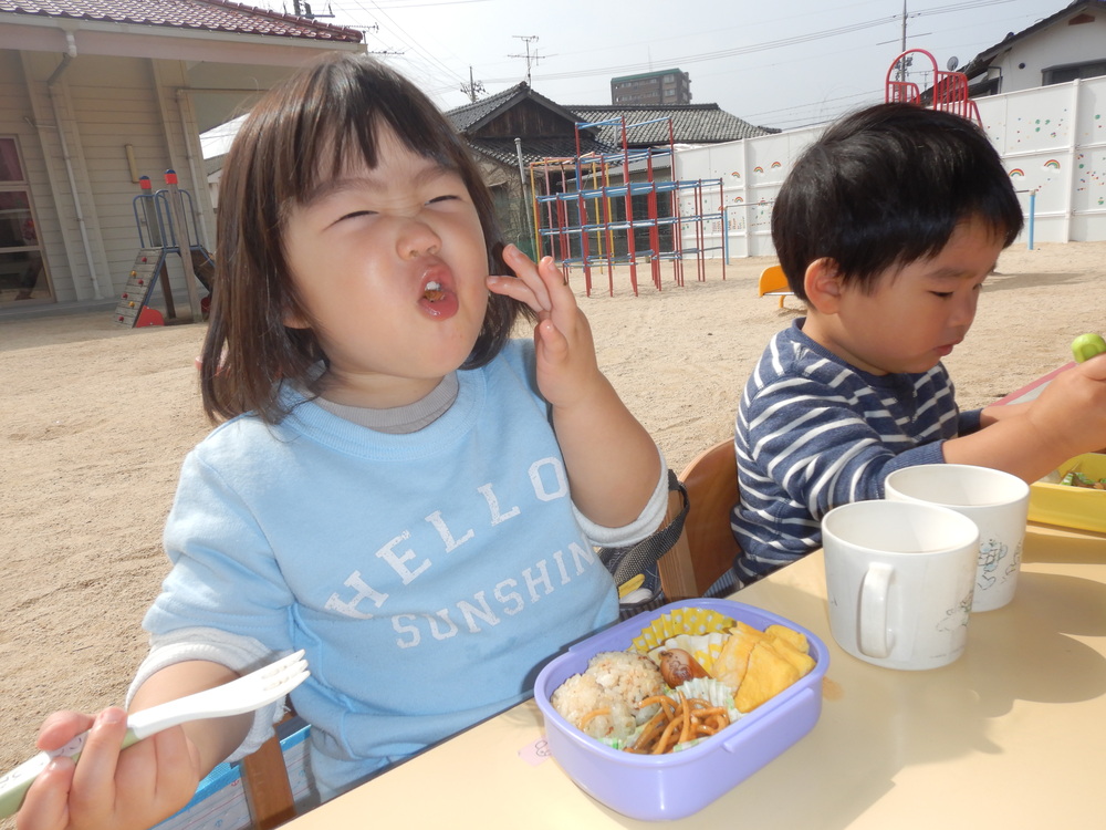 お弁当を食べる